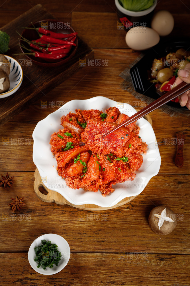 筷子上夹着蒸肉
