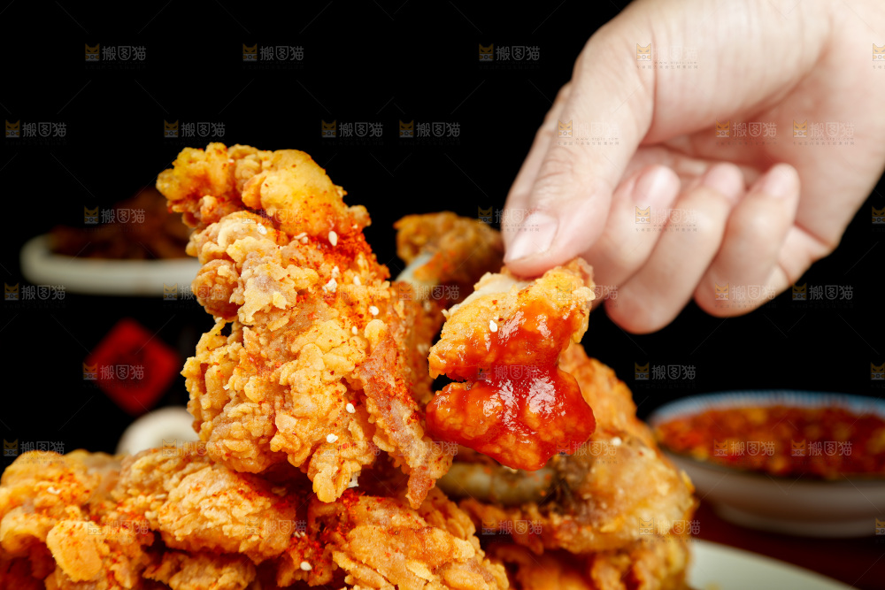 手里拿着鸡腿肉