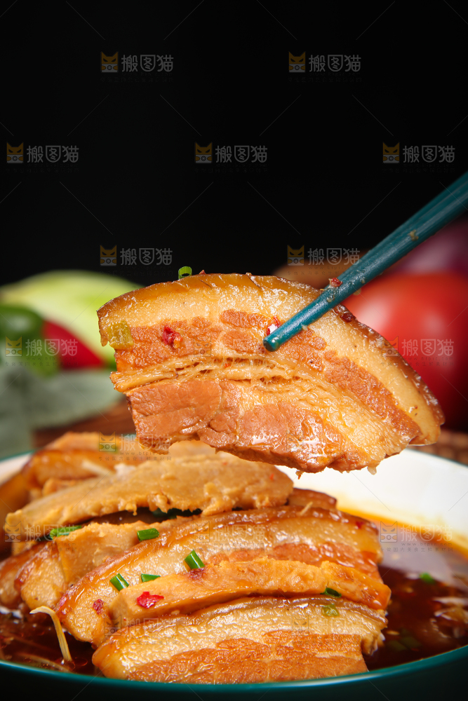 筷子上夹着五花肉