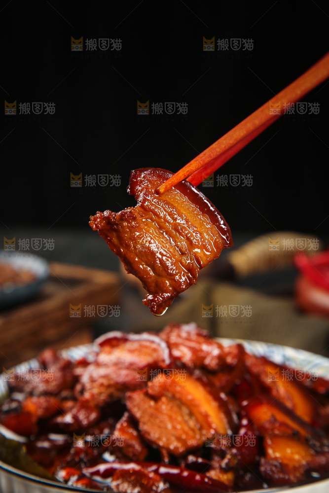 筷子上夹着一块秘制把子肉