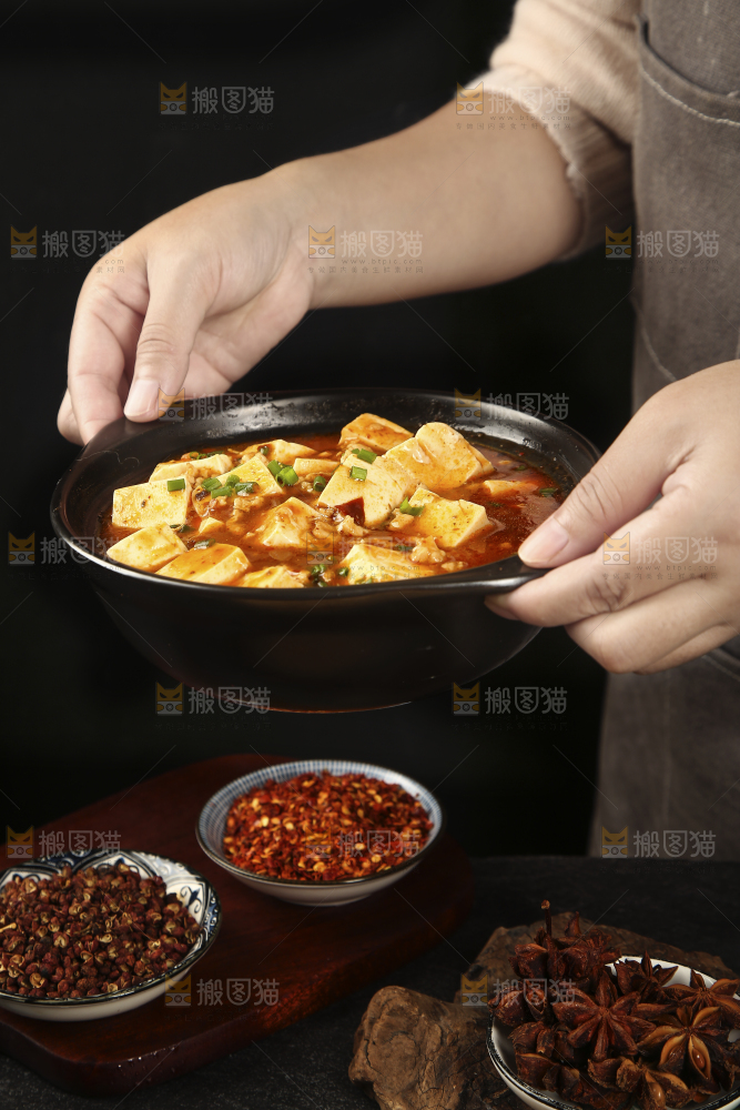 手里端着肉沫豆腐