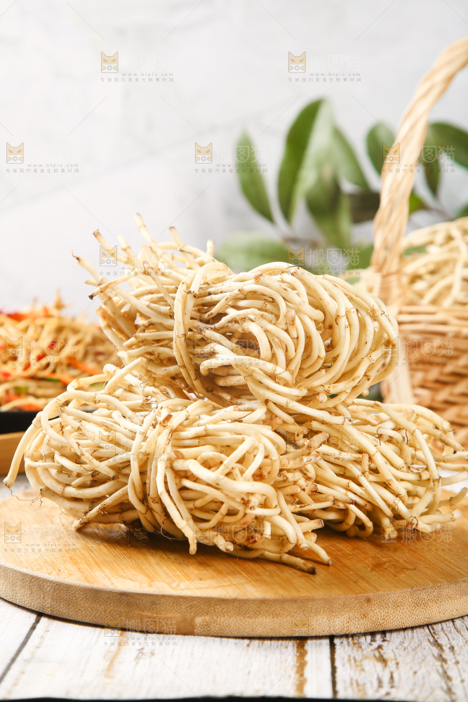 木板上放着一堆鲜嫩鱼腥草