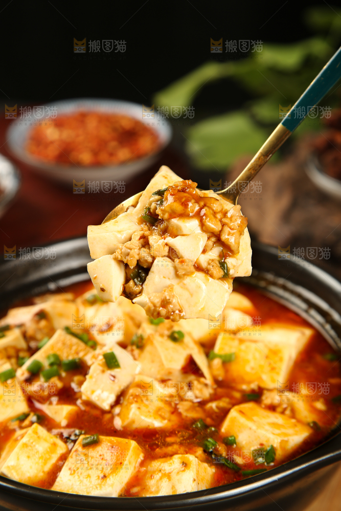 勺子上舀着肉沫烧豆腐