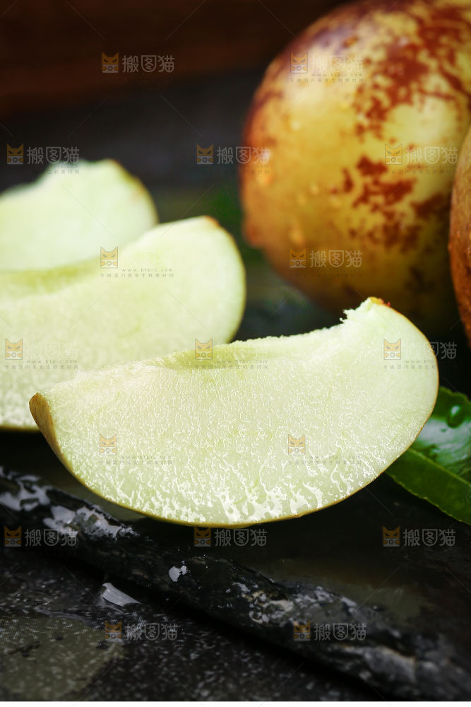 黑底上切块的枣子