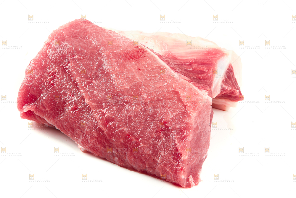猪瘦肉摆放在白底上