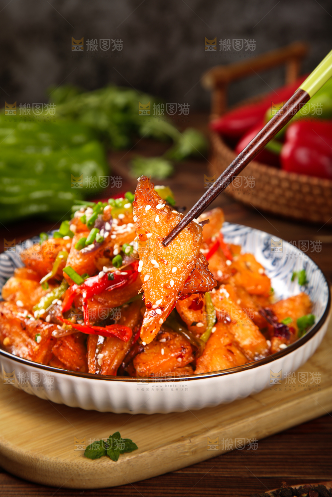 筷子上夹着红烧米豆腐