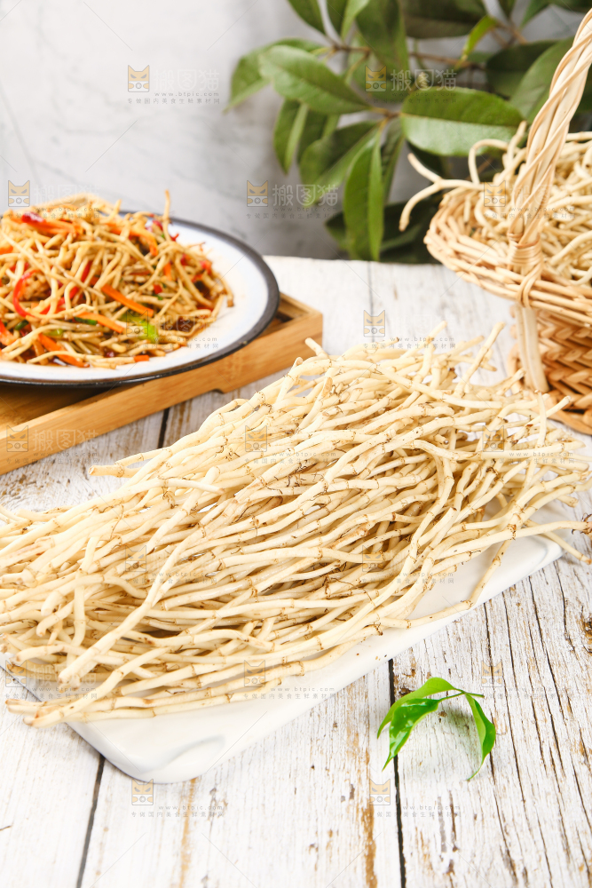 一堆新鲜鱼腥草