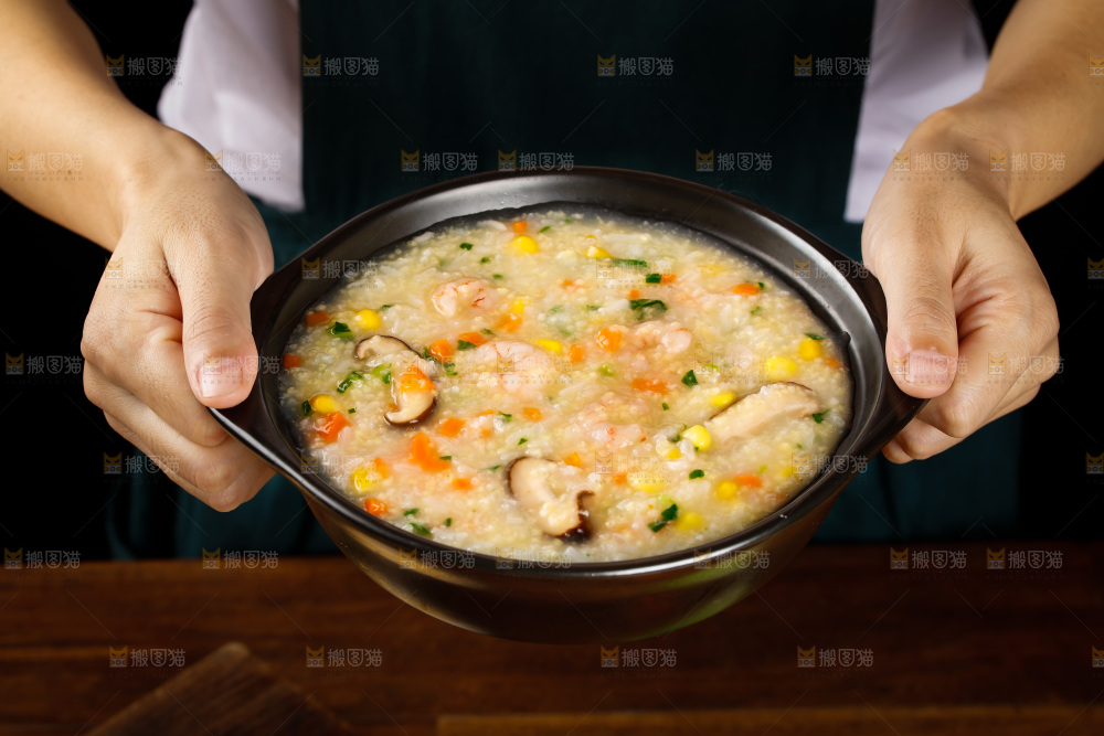 手里端着时蔬海鲜粥