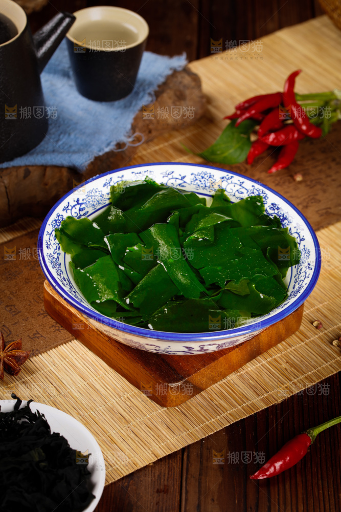 碗里泡着裙带菜