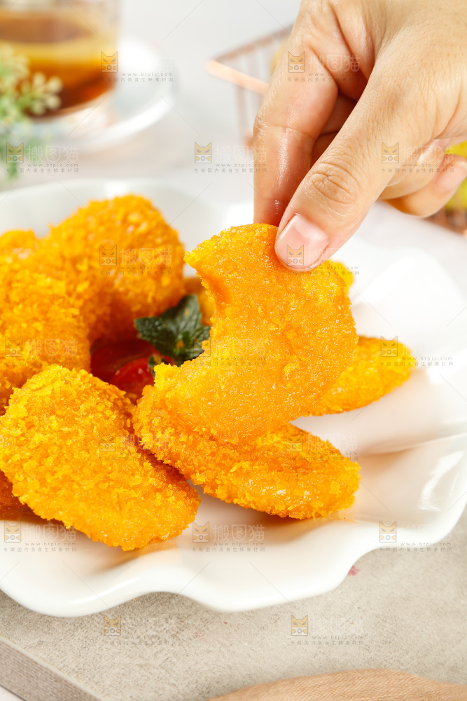 手里拿着香酥南瓜饼