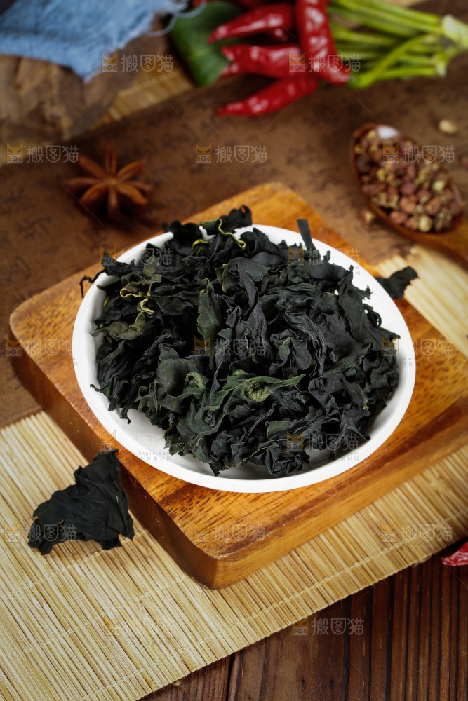 木板上摆放着一盘韩式裙带菜