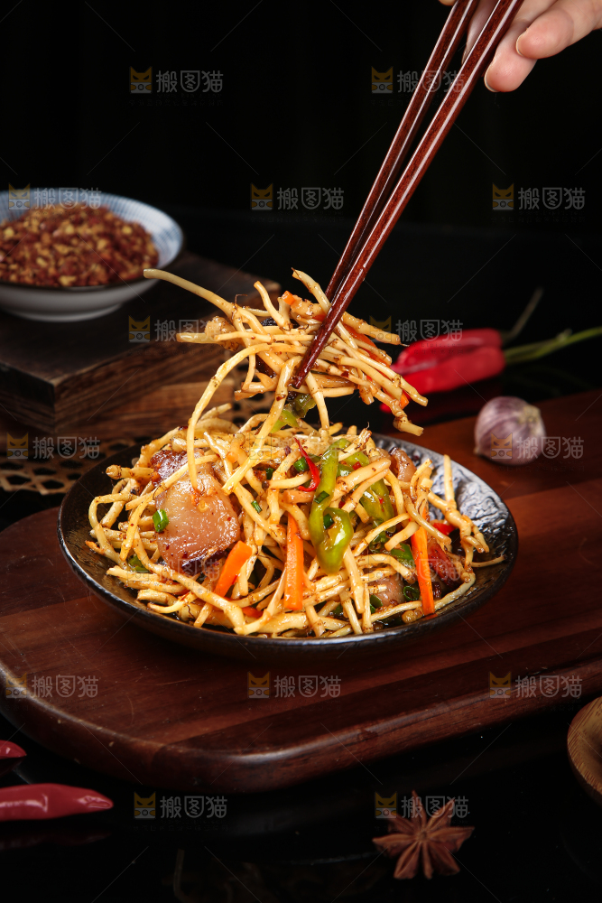 筷子上夹着折耳根腊肉
