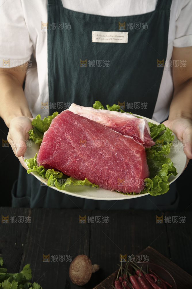 手里端着一盘猪瘦肉