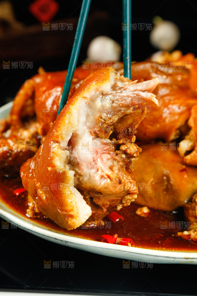 筷子上夹着猪头肉