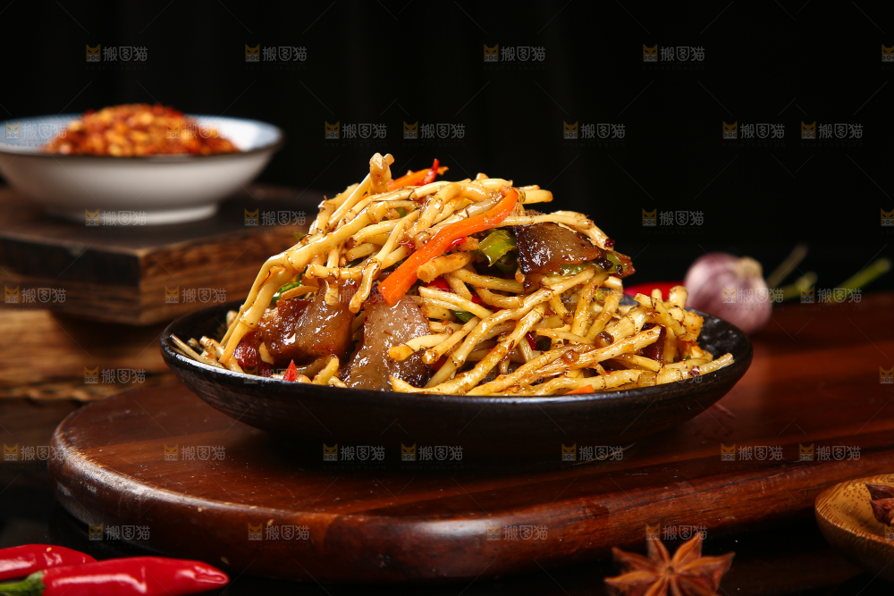 木板上放着鱼腥草炒腊肉