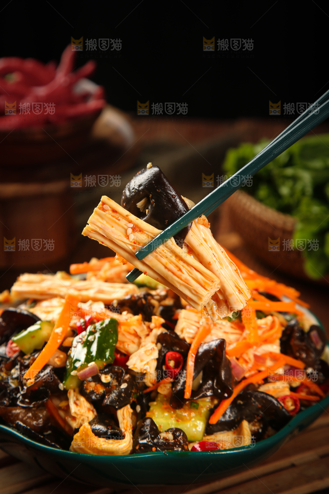 筷子上夹着凉拌腐竹黑木耳