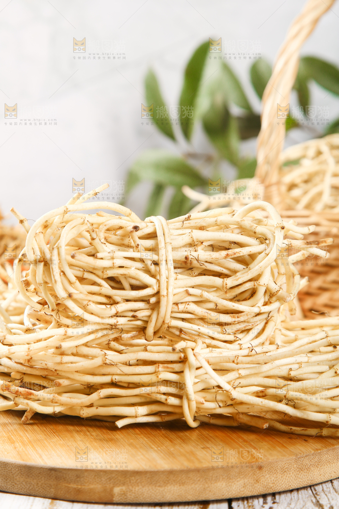 木板上放着一堆鲜嫩鱼腥草