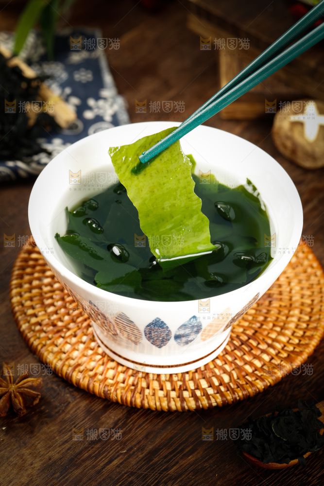 筷子上夹着裙带菜