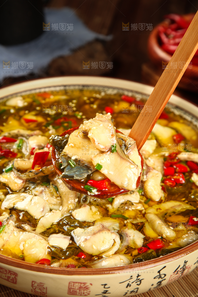 勺子舀着水煮鱼