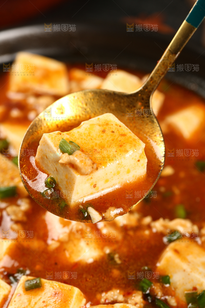 勺子上舀着麻辣豆腐