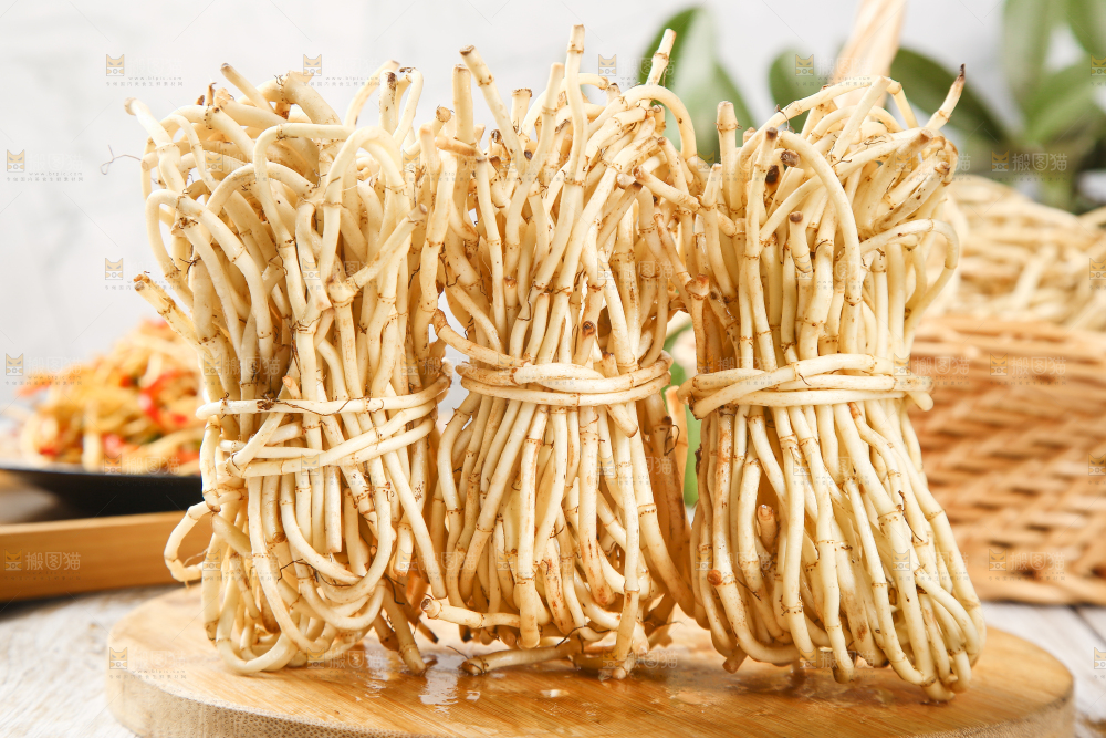 木板上放着一堆鲜嫩鱼腥草