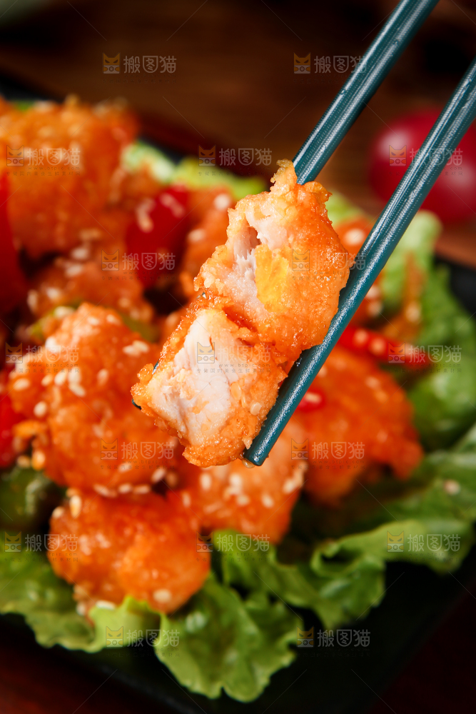 筷子上夹着咕咾肉