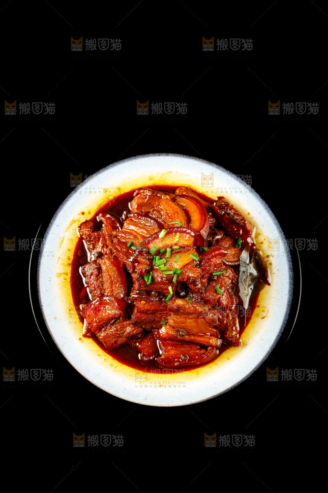 黑底上放着一盘把子肉
