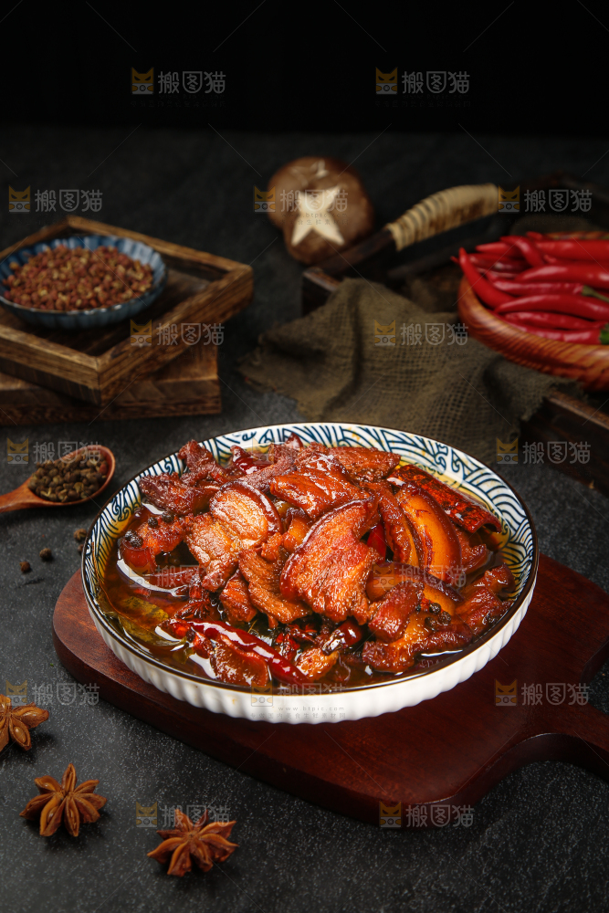 木板上摆放着一盘红烧把子肉