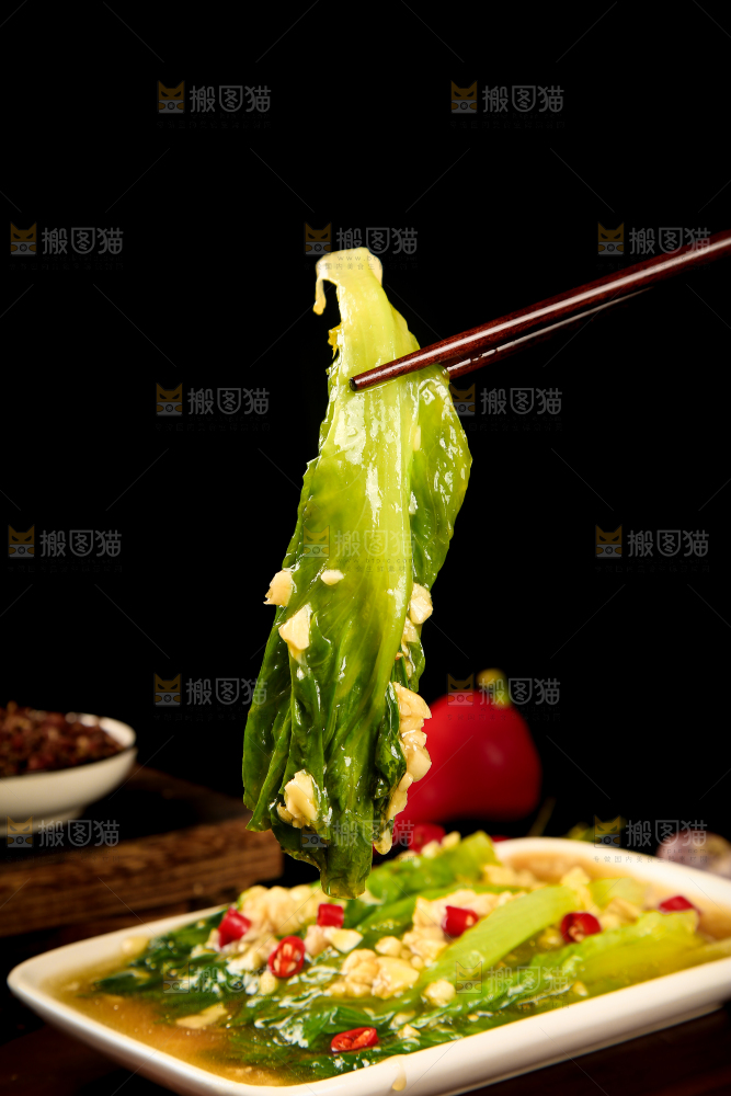 筷子上夹着白灼生菜