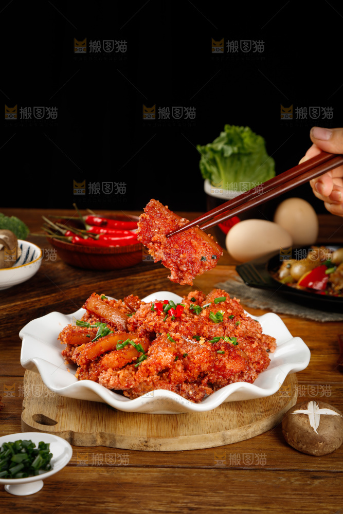 筷子上夹着蒸肉