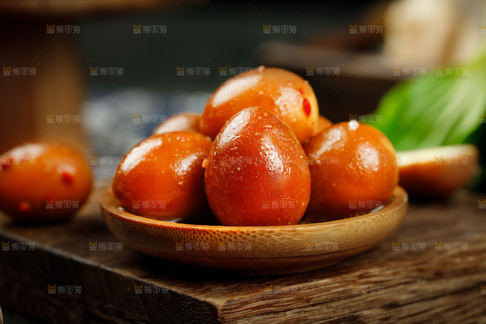 木板上的一盘乡巴佬蛋