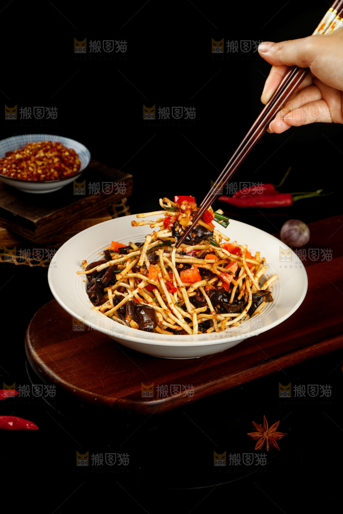 筷子上夹着凉拌鱼腥草