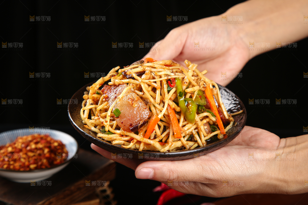 手里端着一盘腊味小炒鱼腥草