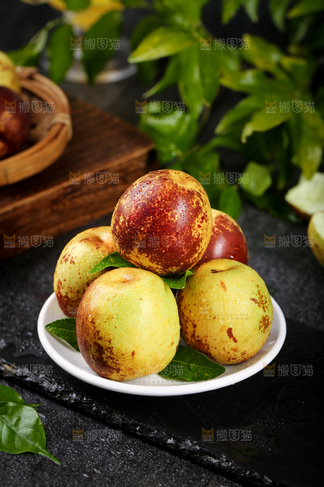 黑底上的一盘山东沾化冬枣