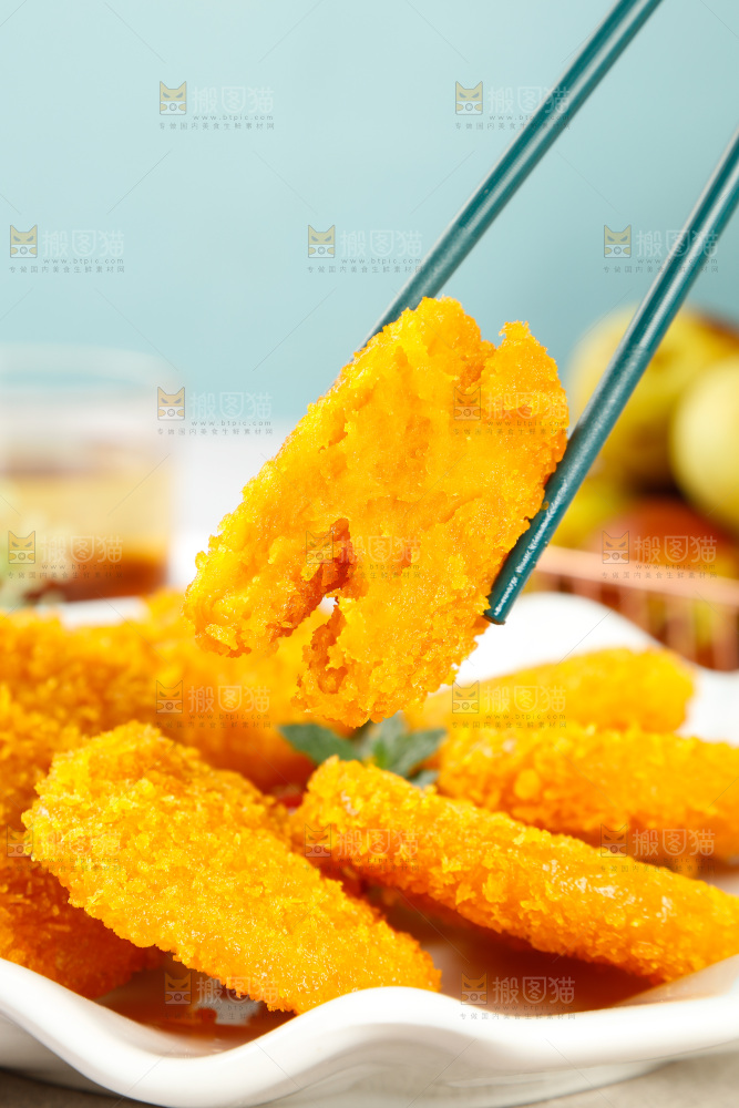 筷子上夹着南瓜饼