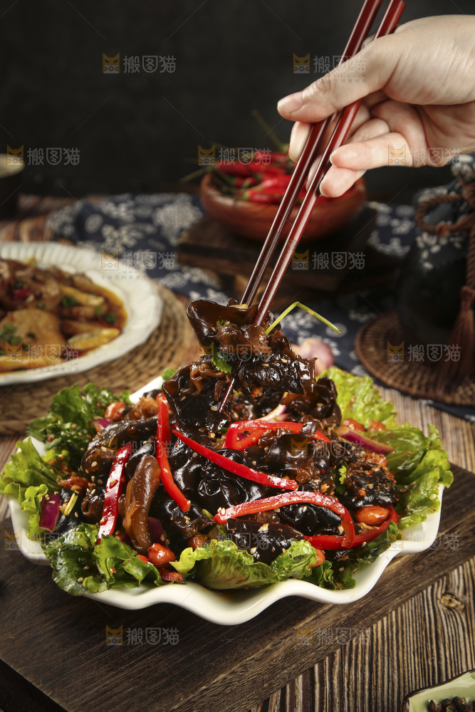 筷子上夹着凉拌木耳