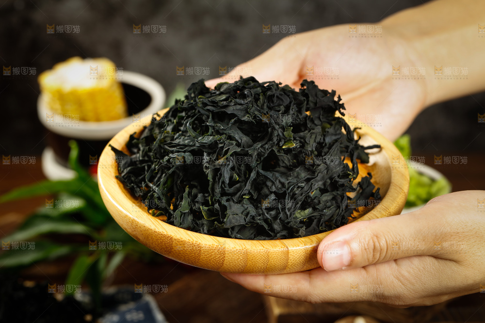 手里端着一盘无梗裙带菜