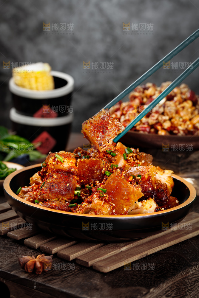 筷子上夹着烤肉