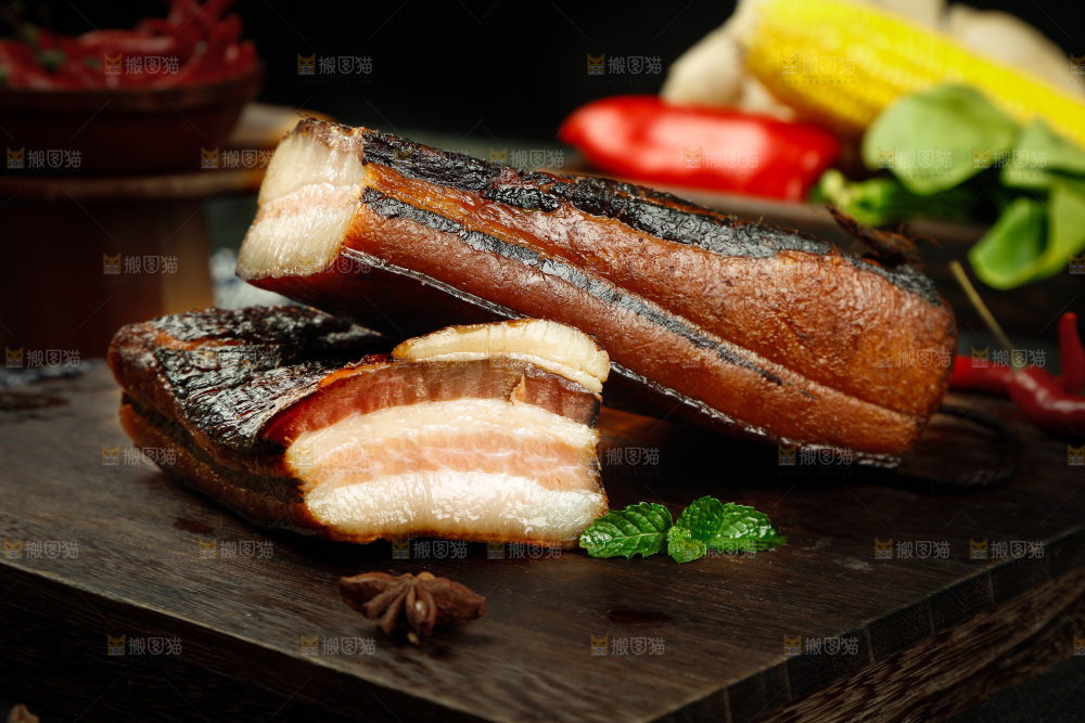 深底上的四川烟熏腊肉