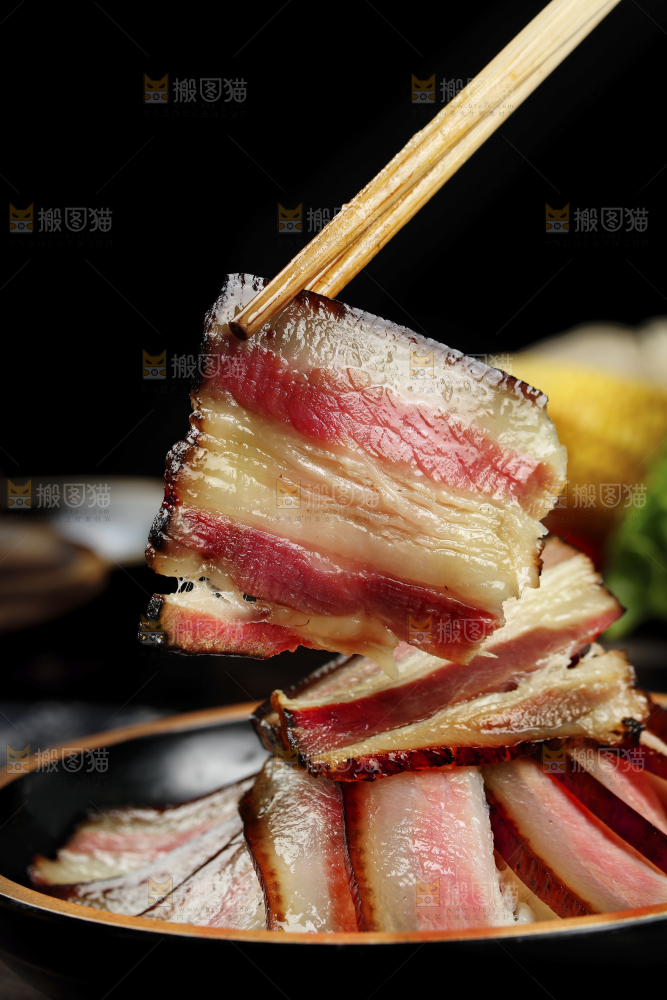 筷子上夹着咸肉