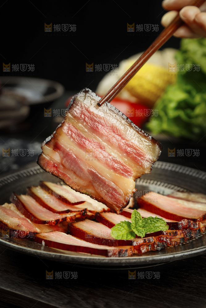 筷子上夹着咸肉