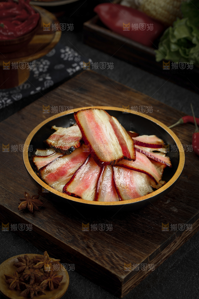 木底上摆放着一盘腊肉