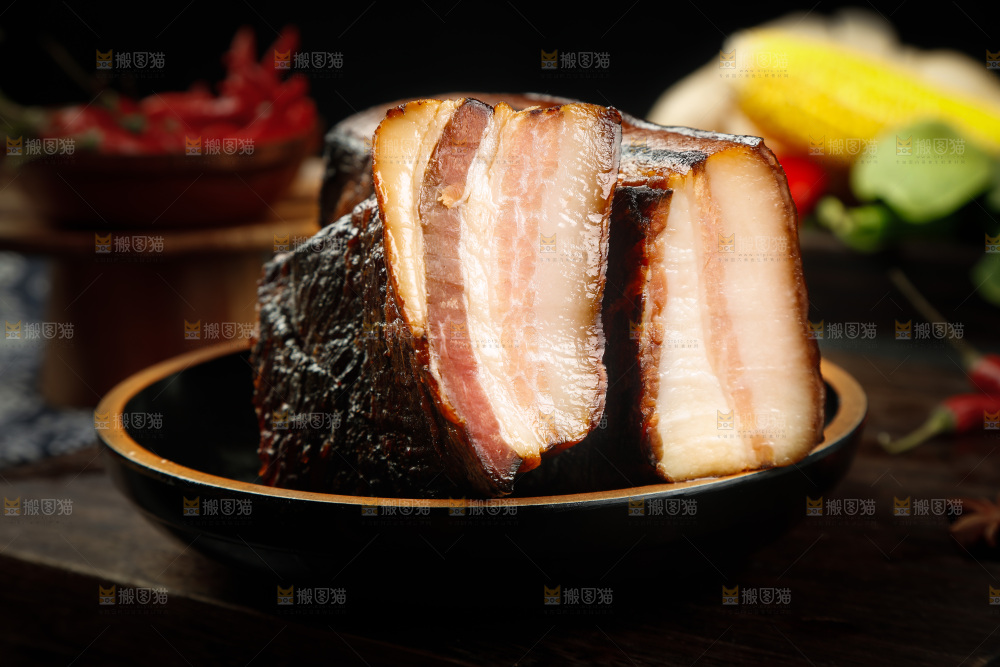 盘子里放着四川腊肉