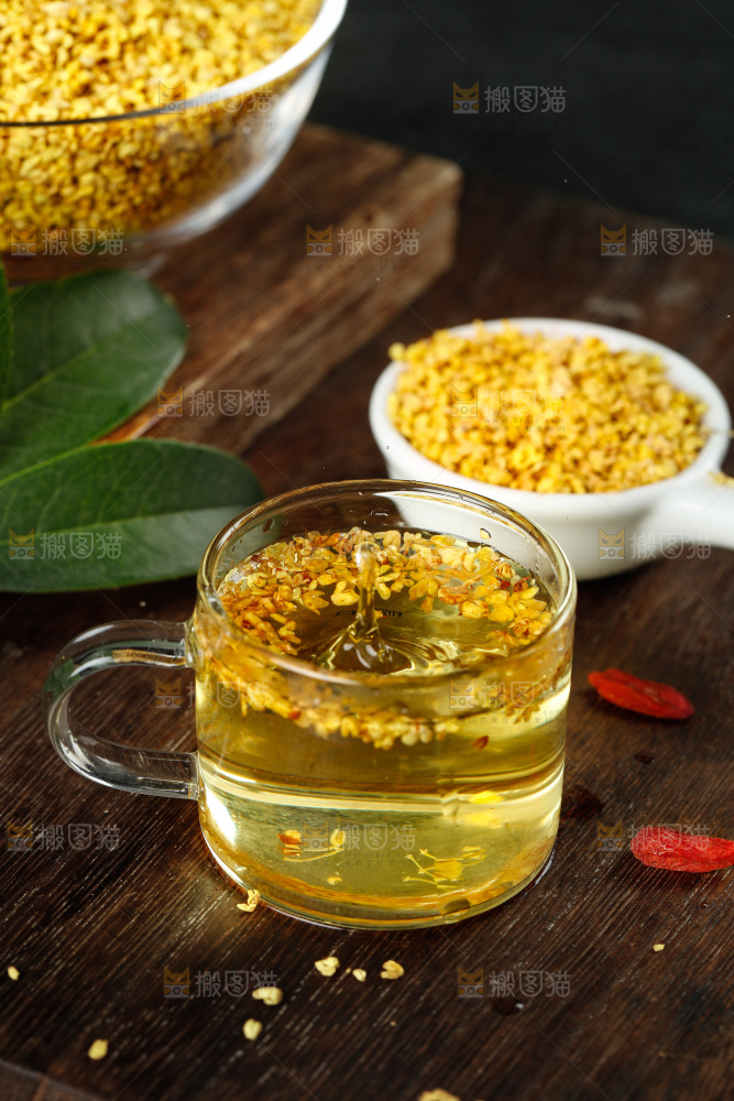 木底上摆放着一杯桂花茶