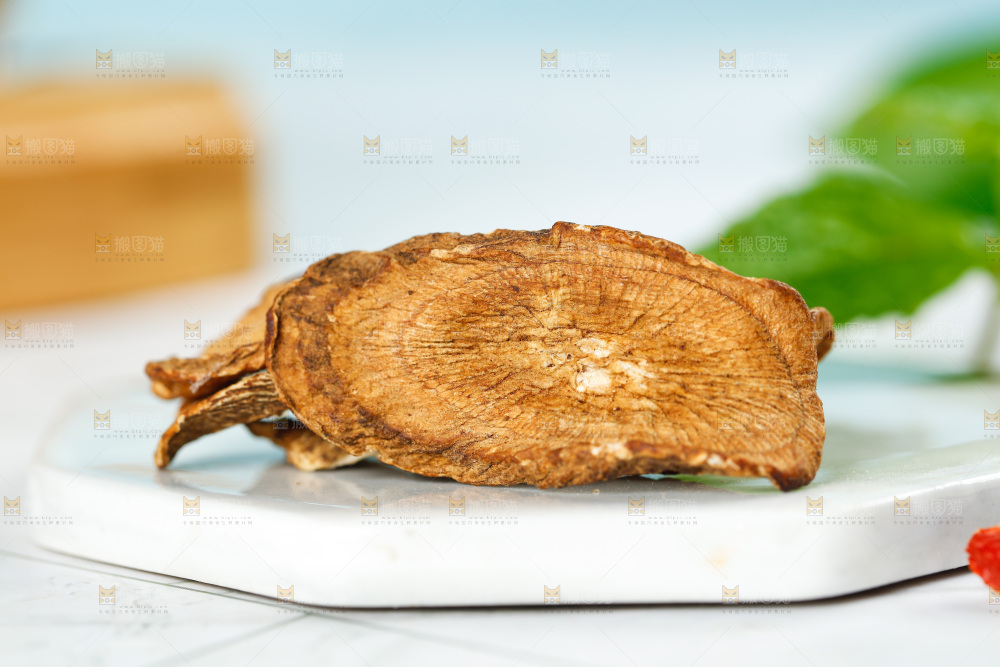大理石上放着牛蒡根片