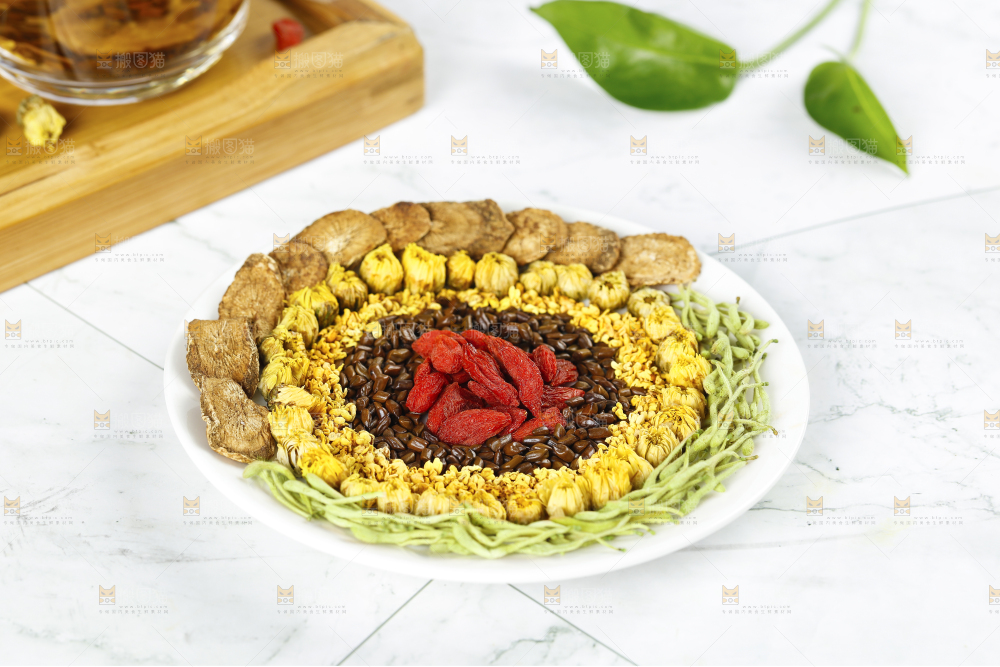 白底上放着一盘花茶食材组合
