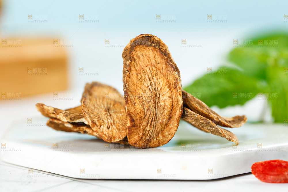 大理石上放着牛蒡根片