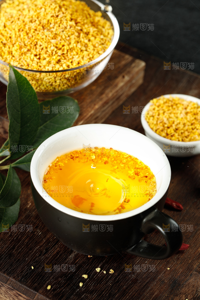 木底上摆放着一杯桂花茶
