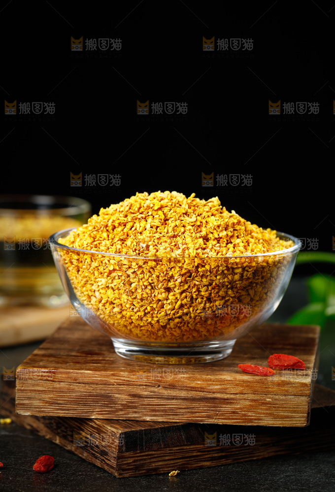 木板上摆放着一碗干桂花