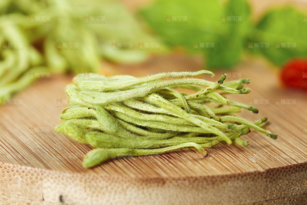 木板上放着金银花